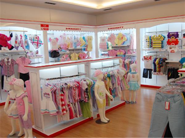 小玩皮童装店铺展示