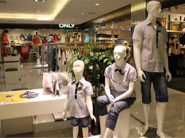 上流家族童装店铺展示
