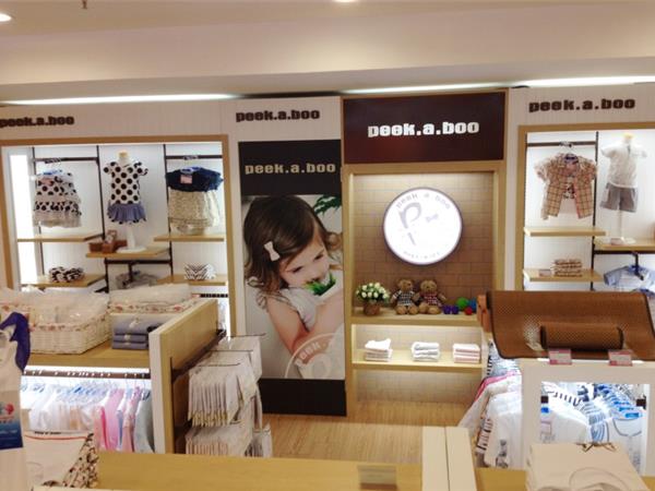 皮卡泡泡童装店铺展示