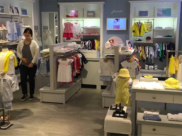 亚卡迪童装店铺展示