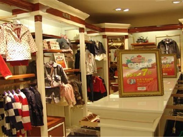 红黄蓝童装店铺展示