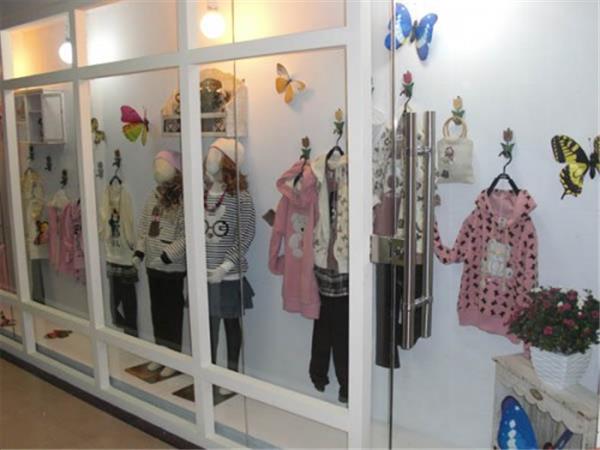 美孩子童装店铺展示