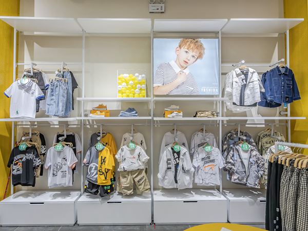 咔啦嘟熊童装店铺展示