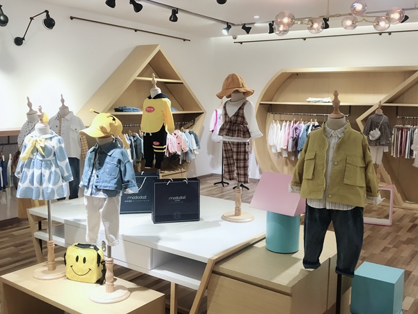 木朵爸爸童装店铺展示