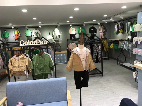 彩色笔童装店铺展示
