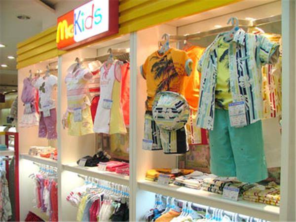 麦当劳童装店铺展示