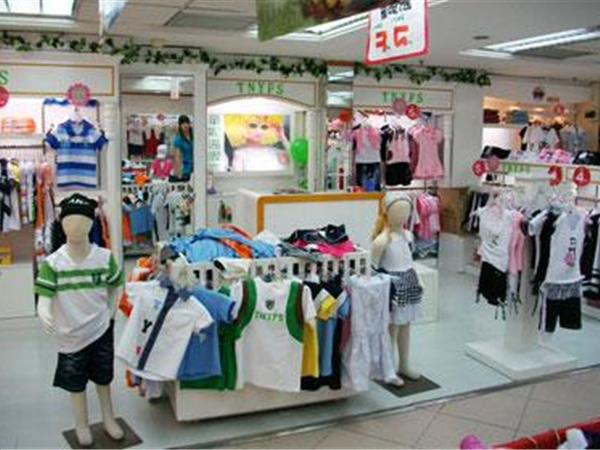 童妮谣童装店铺展示