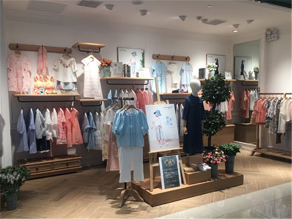 布景童装店铺展示