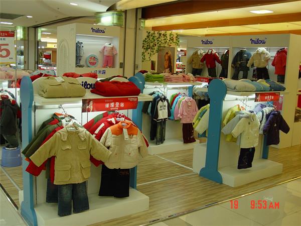 小可米露童装店铺展示