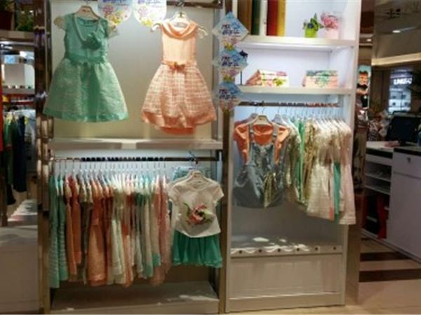 乐鲨童装店铺展示