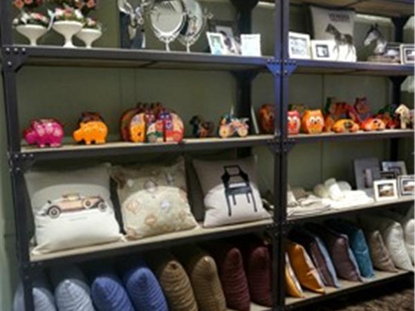 马骑顿童装店铺展示
