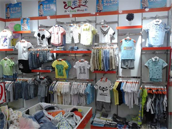 逗龙王子童装店铺展示