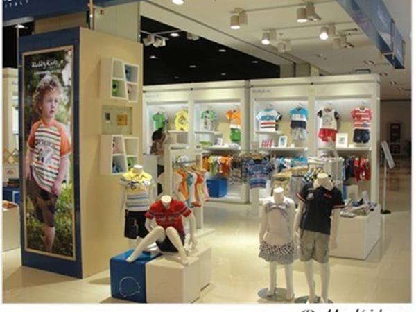 乐比奇童装店铺展示