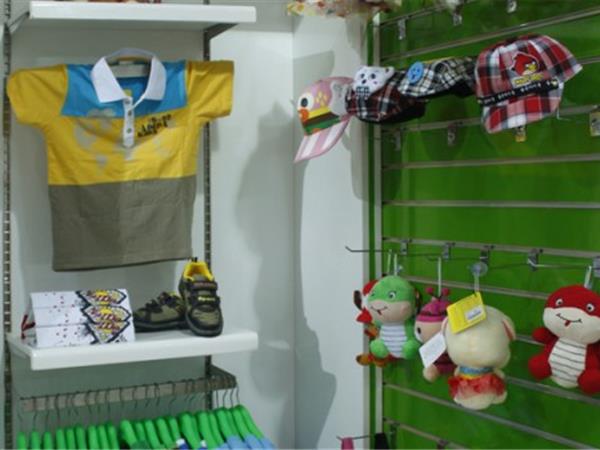木木雨雨童装店铺展示