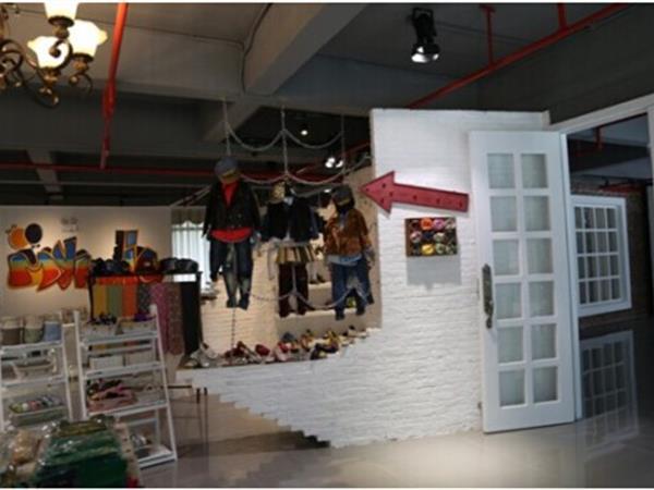 唛可米儿童装店铺展示