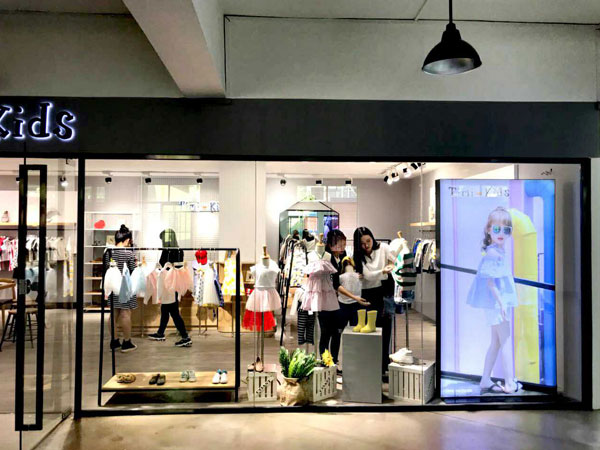 褆米童装店铺展示