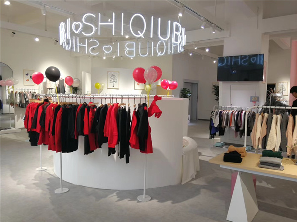 史丘比童装店铺展示