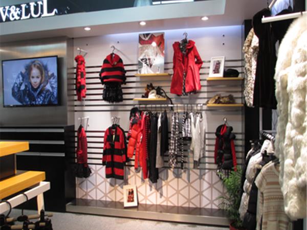 唯路易童装店铺展示
