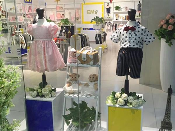 EM7童装店铺展示
