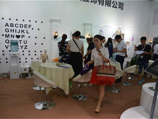 婧麒童装店铺展示