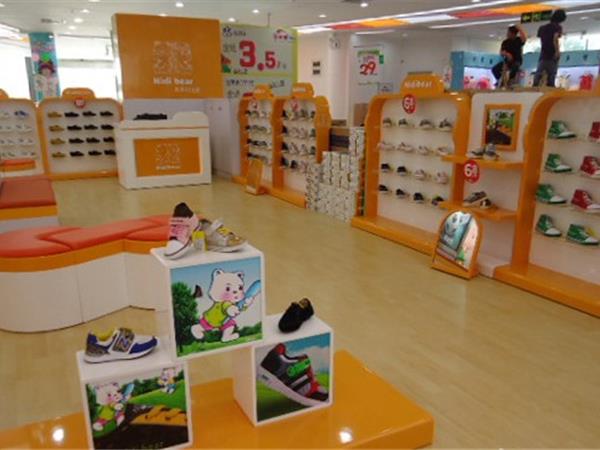 耐迪熊童装店铺展示