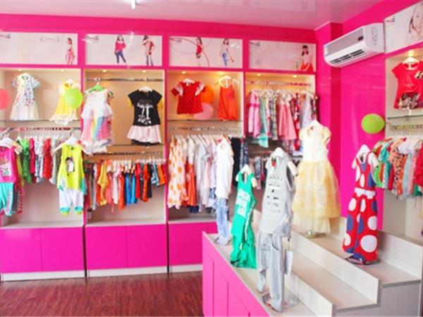 小伙伴童装店铺展示