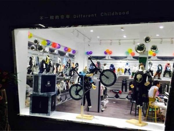 布衣班纳童装店铺展示