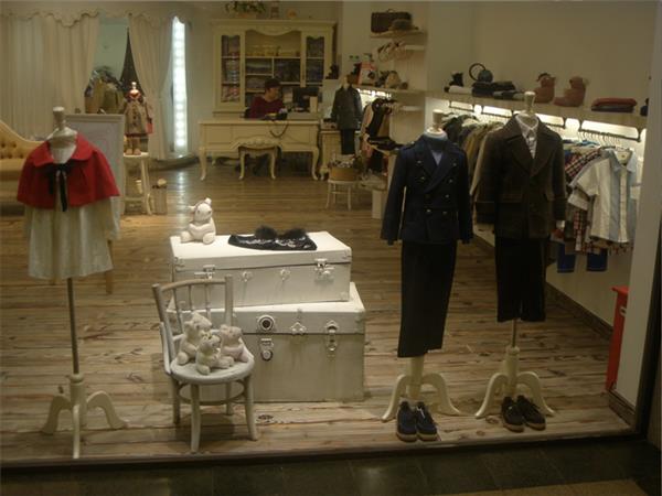 威格璐丝童装店铺展示