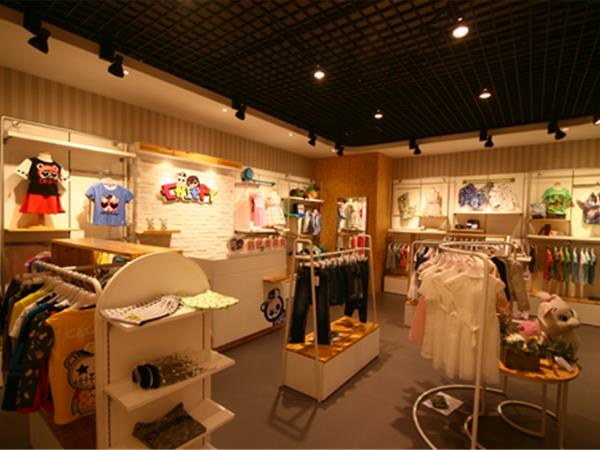 俏比儿童站童装店铺展示