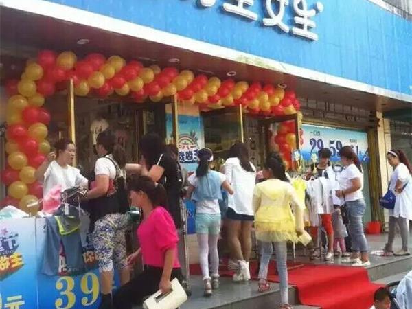 男生女生童装店铺展示