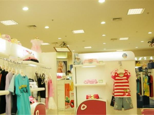 星星城堡童装店铺展示