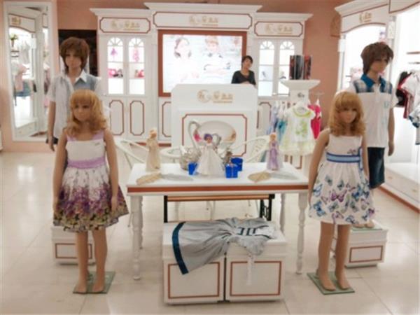 爱朵儿童装店铺展示