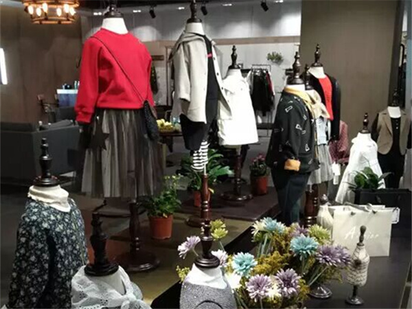 爱蕾尔童装店铺展示