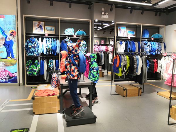 探路者童装店铺展示