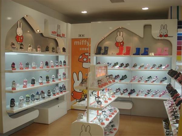 米菲童鞋童装店铺展示
