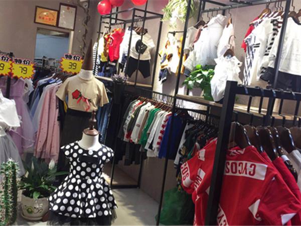态熊童装店铺展示