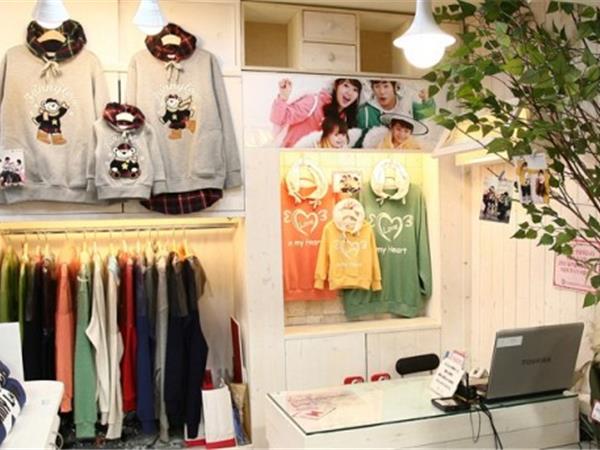 非常一家童装店铺展示