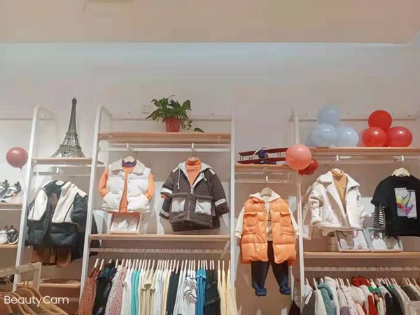 妈爱家童品童装店铺展示
