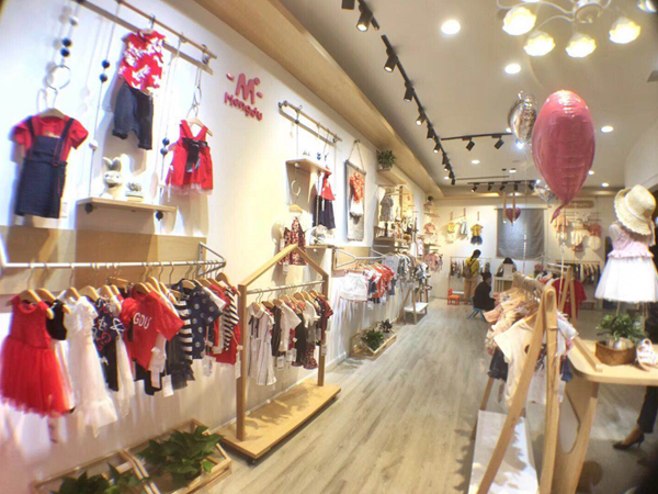 萌度童装店铺展示