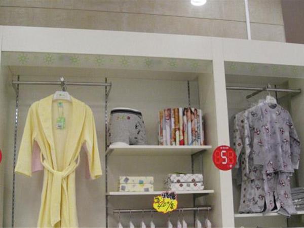 久岁伴童装店铺展示