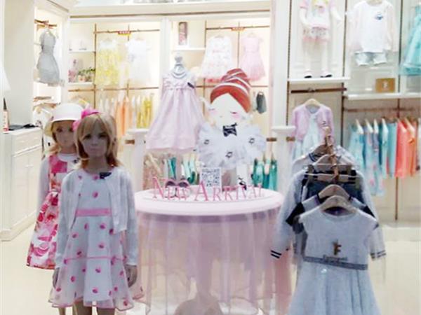法纳贝儿童装店铺展示