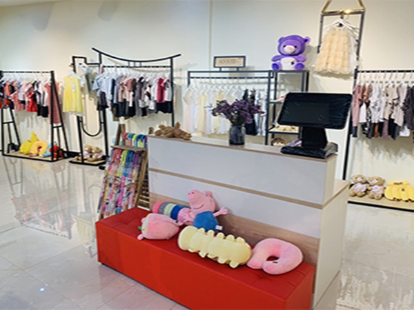 宠来宠趣童装店铺展示