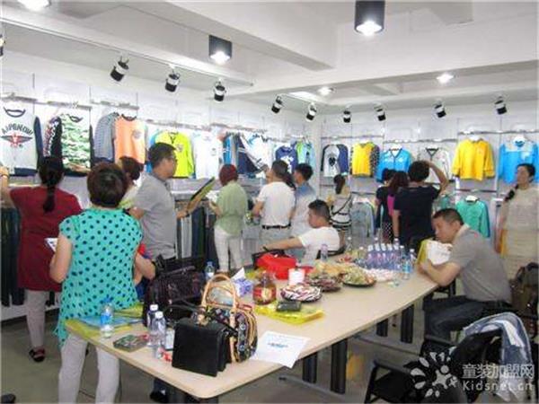 动力宝童装店铺展示