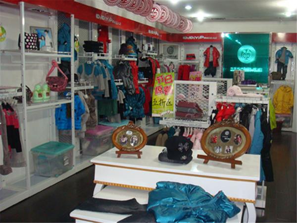 的的依派童装店铺展示