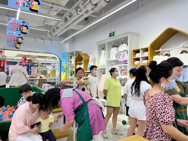 焦橘童装店铺展示