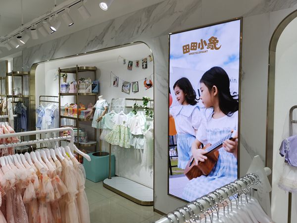 田田小象童装店铺展示