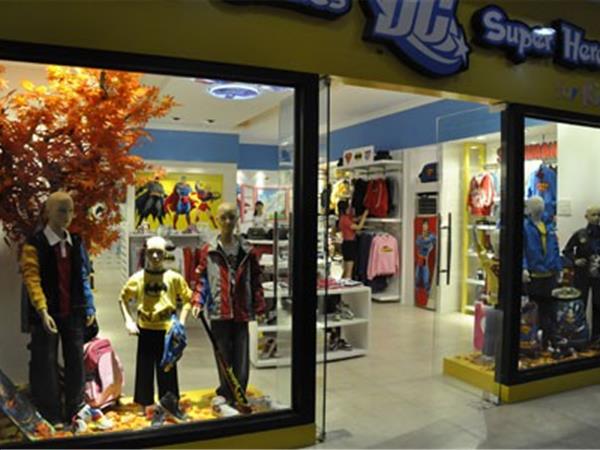 探路者童装店铺展示