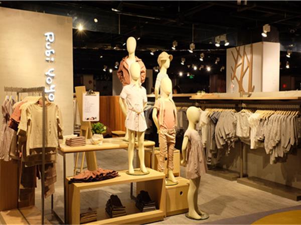 乐比悠悠童装店铺展示