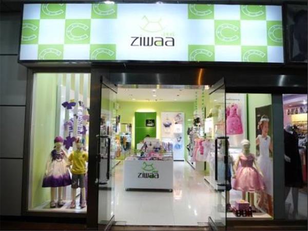 小木马童装店铺展示