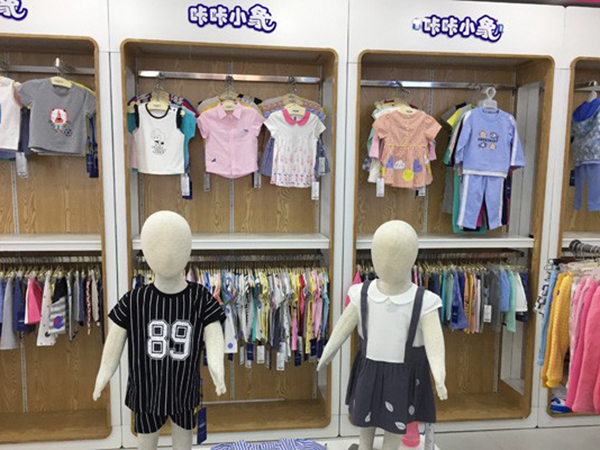 咔咔小象童装店铺展示